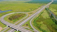 Tol Indralaya-Palembang dibangun di atas rawa-rawa yang membentang luas.