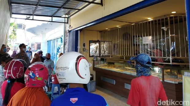 Dua perampok beraksi di sebuah toko emas di Blora, Sabtu (25/7/2020).