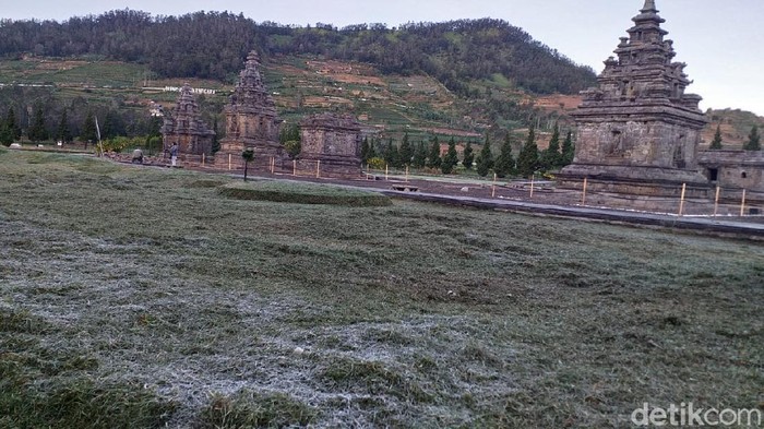 Embun Es Muncul Jelang Pembukaan Wisata Dieng