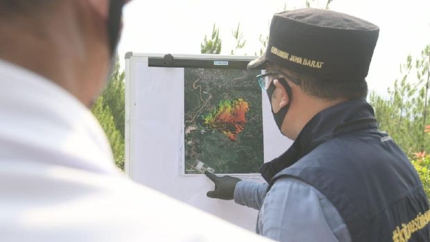 Gubernur Jawa Barat Ridwan Kamil meninjau lahan bekas pertambangan pasir silika milik PT Solusi Bangun Indonesia (SBI) di Desa Sekarwangi, Cibadak, Kabupaten Sukabumi. Ist