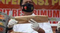 Polisi juga menunjukkan barang bukti pisau. Kasubbid Biologi Serologi Forensik Puslabfor Polri AKBP Made Wiranata yang memeriksa barang bukti pisau yang ditemukan di dekat jenazah korban menegaskan tidak ada sidik jari dan DNA orang lain pada pisau tersebut.