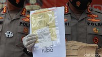 Polisi menunjukkan struk pembelian pisau di Ace Hardware Rempoa, Tangerang Selatan.