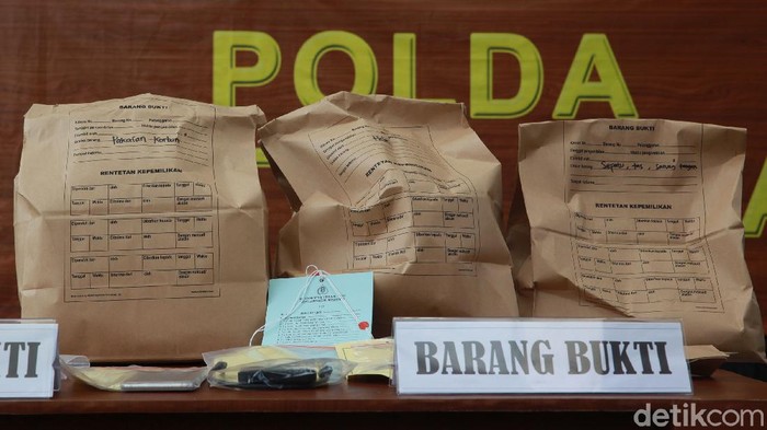 Polda Metro Jaya menggelar konferensi pers di Mapolda Jaya, Jakarta, Sabtu (25/7/2020) terkait kematian editor Metro TV, Yodi Prabowo. Polda Metro Jaya menyatakan kematian Yodi Prabowo karena bunuh diri dengan cara menusukkan pisau ke perut dan leher. Berikut sejumlah barang bukti yang dipamerkan ke jurnalis.