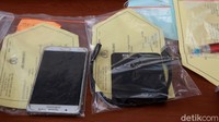 Polisi juga menunjukkan handphone milik korban dalam rilis di Mapolda Metro Jaya.