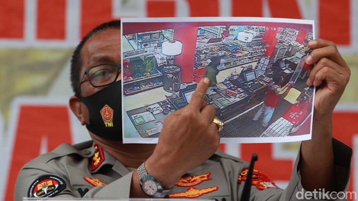 Polda Metro Jaya menggelar konferensi pers di Mapolda Jaya, Jakarta, Sabtu (25/7/2020) terkait kematian editor Metro TV, Yodi Prabowo. Polda Metro Jaya menyatakan kematian Yodi Prabowo karena bunuh diri dengan cara menusukkan pisau ke perut dan leher. Berikut sejumlah barang bukti yang dipamerkan ke jurnalis.