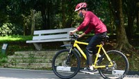 Jokowi tampak mengenakan baju warna merah lengan panjang dilengkapi helm berwarna senada. Dia juga mengenakan masker.