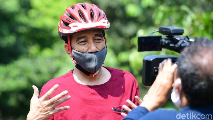 Presiden Joko Widodo (Jokowi) merasa bersyukur hasil tes swab-nya terkait COVID-19 menunjukkan hasil negatif. Dia pun berolahraga sepeda di lingkungan Istana Kepresidenan Bogor, Jawa Barat, untuk meningkatkan imunitas.