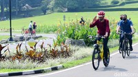 Jokowi berolahraga dengan mengayuh sepeda di lingkungan Istana Kepresidenan Bogor, Jawa Barat, Sabtu (25/7/2020).