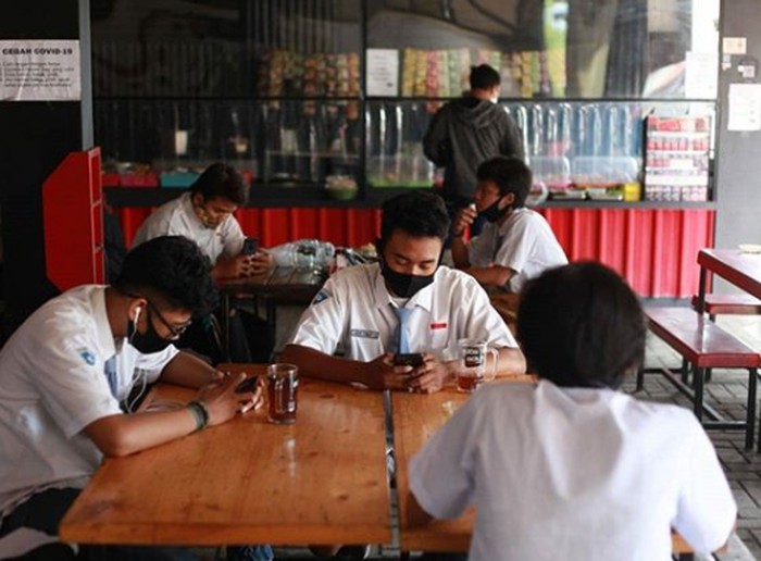 Kafe berikan wifi gratis untuk siswa bisa belajar daring Kafe berikan wifi gratis untuk siswa bisa belajar daring