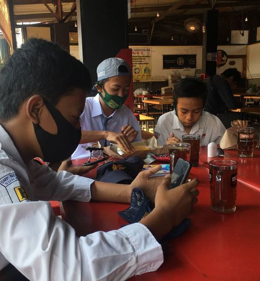 Kafe berikan wifi gratis untuk siswa bisa belajar daring