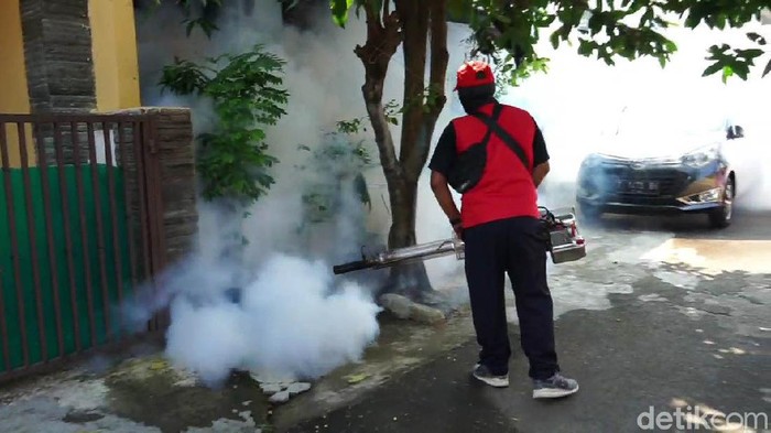 Kasus DBD Meningkat, Warga Lakukan Fogging Sudah ada enam warga yang terjangkit penyakit Demam Berdarah Dengue (DBD), warga perumahan Oesman Singawinata, di Kelurahan Negeri Kaler, Purwakarta melakukan pengasapan atau fogging.