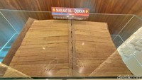 Selain itu ada Al Quran dari daun lontar, usianya sudah 3 abad. Al-Quran ini ditulis oleh santri ketika akan lulus dari pendidikan di pondok pesantren. (Dian Utoro Aji/detikTravel)