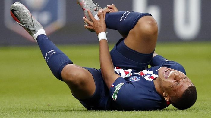 Kylian Mbappe PSG PSGs Kylian Mbappe shouts in pain after being injured during the French Cup soccer final match between Paris Saint Germain and Saint Etienne at Stade de France stadium, in Saint Denis, north of Paris, Friday July 24, 2020. (AP Photo/Francois Mori)