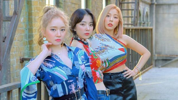 Tiga personel Ladies' Code, termasuk Ashley Choi (kanan).