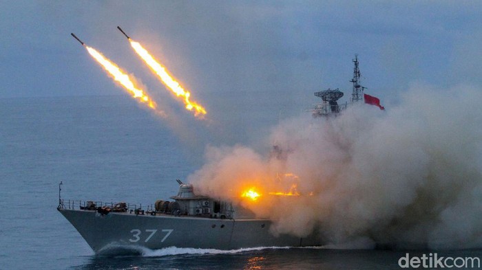 Latihan Perang TNI AL di Kepulauan Riau TNI Angkatan Laut melakukan latihan penembakan kapal dalam rangkaian Gelagaspur Kapal di perairan Kepulauan Riau, Kamis (23/7/2020).