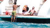 Menyebut nama Ibiza, memang lekat dengan surga liburan para bintang sepak bola. Nama-nama besar seperti Lionel Messi hingga Christiano Ronaldo disebut sering pelesir ke sana untuk liburan (Twitter)