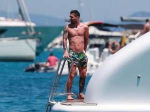 Byur! Lionel Messi Asyik Berlibur di Tengah Laut