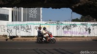Warga berharap proyek ini cepat rampung karena bakal menjadi salah satu landmark Kota Tangsel. 