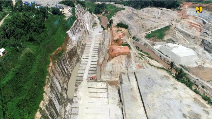 Menengok Proyek Megah di Antara Ciamis-Tasikmalaya Bendungan Leuwikeris yang terletak di dua kabupaten yakni Ciamis dan Tasikmalaya sedang dibangun. Intip yuk proyeknya.