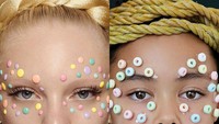 Agar make up wajahnya mirip seperti Madison Tabeek dengan bulatan warna-warni di wajahnya, Riley menggunakan permen yang ia tempel menggunakan perekat. Foto: Instargram @rileydiary