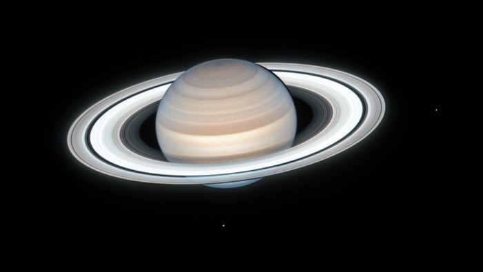 Terlihat belahan bagian utara Saturnus saat ini sedikit lebih memerah dan bagian selatannya sedikit lebih biru warnanya bila dibandingkan dengan hasil foto planet sebelumnya.