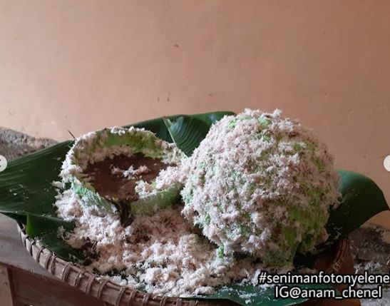 Netizen makan klepon raksasa