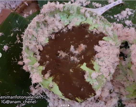 Netizen makan klepon raksasa