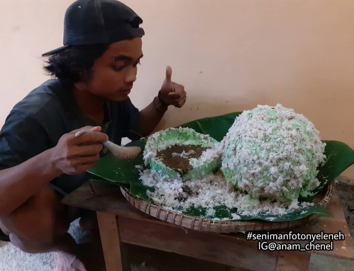 Netizen makan klepon raksasa Netizen makan klepon raksasa