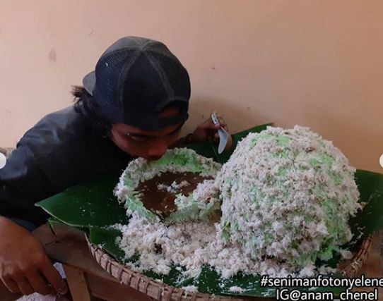 Netizen makan klepon raksasa