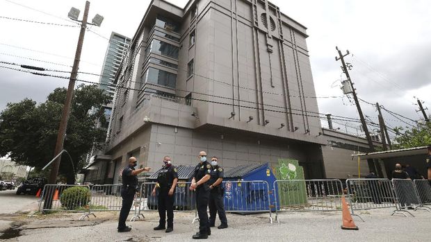 Pejabat federal mengetuk salah satu pintu ketika mereka mencoba untuk masuk ke gedung Konsulat Jenderal China yang kosong Jumat, 24 Juli 2020, di Houston. AP/Godofredo Vasquez