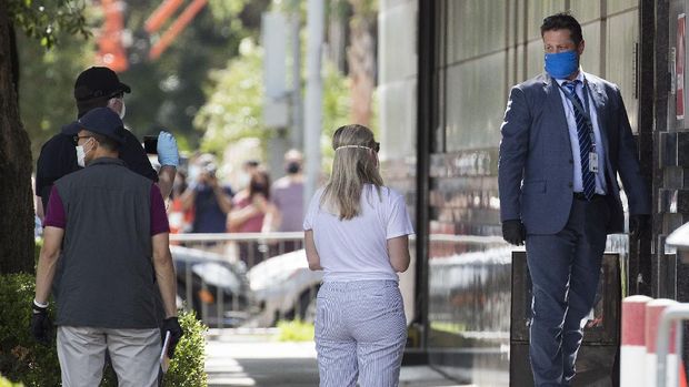 Pejabat federal mengetuk salah satu pintu ketika mereka mencoba untuk masuk ke gedung Konsulat Jenderal China yang kosong Jumat, 24 Juli 2020, di Houston. AP/Godofredo Vasquez