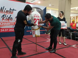 Pemain PSM Lelang Jersey untuk Korban Banjir Masamba