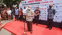 Gubernur Kalimantan Timur Isran Noor memberikan sambutan saat melepas relawan Bumi Etam Lawan COVID-19