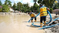 Mesin pompa juga dikerahkan untuk menyedot genangan.