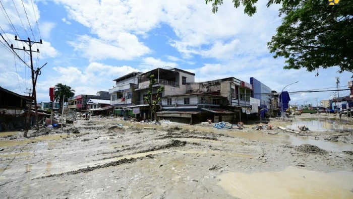Penanganan bencana banjir bandang di Kabupaten Luwu terus dilakukan selama masa penetapan tanggap darurat oleh Pemerintah Daerah 14 Juli-12 Agustus 2020 hingga pascabencana.