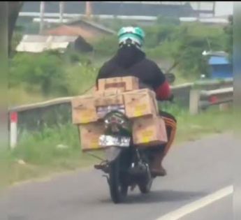 Pengendara motor masuk tol