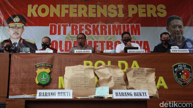 Polda Metro Jaya menggelar konferensi pers di Mapolda Jaya, Jakarta, Sabtu (25/7/2020) terkait kematian editor Metro TV, Yodi Prabowo. Polda Metro Jaya menyatakan kematian Yodi Prabowo karena bunuh diri dengan cara menusukkan pisau ke perut dan leher. Hadir dalam keterangan pers tersebut antara lain Kabid Humas Polda Metro Jaya Kombes Pol Yusri Yunus dan Ditreskrimum Polda Metro Jaya Kombes Tubagus Ade Hidayat.
