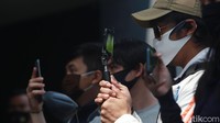Awak media mengabadikan rilis terkait kematian Yodi Prabowo. Seperti diketahui, jenazah Yodi Prabowo sendiri ditemukan di daerah Ulujami, Pesanggarahan, Jakarta Selatan pada Jumat (10/7) lalu. Polisi menemukan dua luka tusuk pada bagian dada dan leher pada jenazah Yodi Prabowo.