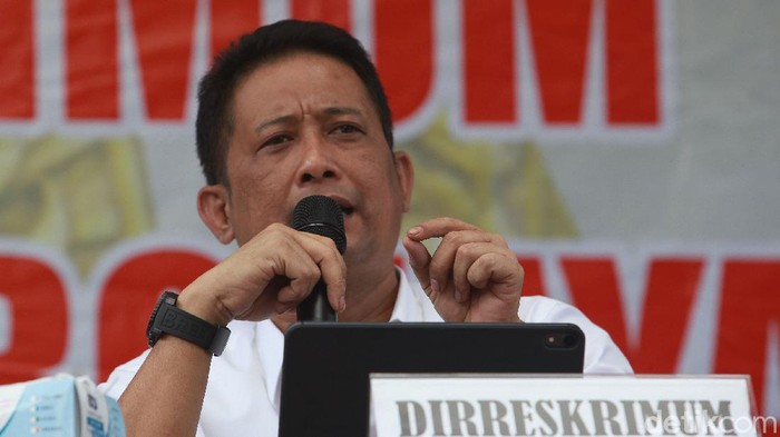 Polda Metro Jaya menggelar konferensi pers di Mapolda Jaya, Jakarta, Sabtu (25/7/2020) terkait kematian editor Metro TV, Yodi Prabowo. Polda Metro Jaya menyatakan kematian Yodi Prabowo karena bunuh diri dengan cara menusukkan pisau ke perut dan leher. Hadir dalam keterangan pers tersebut antara lain Kabid Humas Polda Metro Jaya Kombes Pol Yusri Yunus dan Ditreskrimum Polda Metro Jaya Kombes Tubagus Ade Hidayat.
