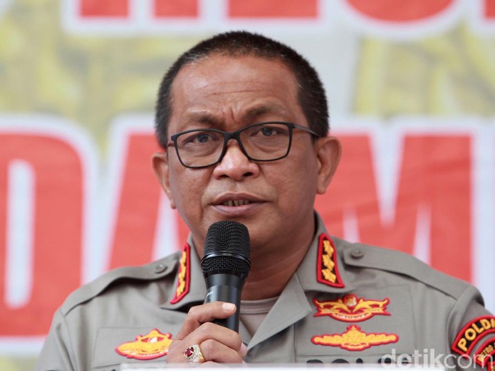 Polda Metro Jaya menggelar konferensi pers di Mapolda Jaya, Jakarta, Sabtu (25/7/2020) terkait kematian editor Metro TV, Yodi Prabowo. Polda Metro Jaya menyatakan kematian Yodi Prabowo karena bunuh diri dengan cara menusukkan pisau ke perut dan leher. Hadir dalam keterangan pers tersebut antara lain Kabid Humas Polda Metro Jaya Kombes Pol Yusri Yunus dan Ditreskrimum Polda Metro Jaya Kombes Tubagus Ade Hidayat.