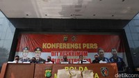 Kabid Humas Polda Metro Jaya Kombes Pol Yusri Yunus dan Ditreskrimum Polda Metro Jaya Kombes Tubagus Ade Hidayat menggelar konferensi pers terkait kematian Yodi Prabowo di Mapolda Jaya.
