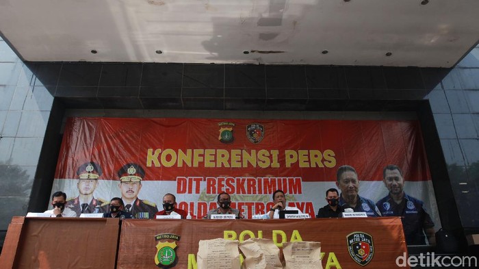 Polda Metro Jaya Ungkap Kematian Editor Metro TV Yodi Prabowo Polda Metro Jaya menggelar konferensi pers di Mapolda Jaya, Jakarta, Sabtu (25/7/2020) terkait kematian editor Metro TV, Yodi Prabowo. Polda Metro Jaya menyatakan kematian Yodi Prabowo karena bunuh diri dengan cara menusukkan pisau ke perut dan leher. Hadir dalam keterangan pers tersebut antara lain Kabid Humas Polda Metro Jaya Kombes Pol Yusri Yunus dan Ditreskrimum Polda Metro Jaya Kombes Tubagus Ade Hidayat.