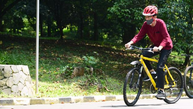 Presiden Joko Widodo berolahraga pagi dengan mengayuh sepeda di area Istana Kepresidenan Bogor, Jawa Barat. Foto: Muchlis Jr - Biro Pers Sekretariat Presiden