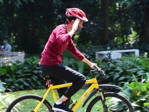 Presiden Joko Widodo berolahraga pagi dengan mengayuh sepeda di area Istana Kepresidenan Bogor, Jawa Barat. Foto: Muchlis Jr - Biro Pers Sekretariat Presiden