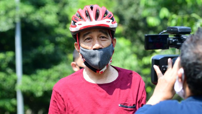 Presiden Jokowi sepedaan di Istana Bogor