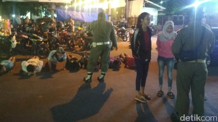 Razia masker di Alun-alun Kota Rembang, Sabtu (25/7/2020).