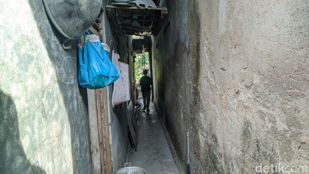 rumah tertutup tembok