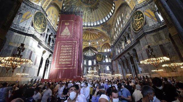 Sholat Jumat di Hagia Sophia. AP/Yasin Akgul