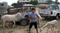 Namun ternyata penyebaran virus Corona di Gaza telah membayangi persiapan untuk pesta karena turut mempengaruhi ekonomi warga di wilayah yang diblokade Israel ini. Foto: Dok. Rizek Abdeljawad/Xinhua