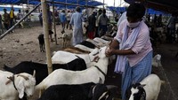 Para pedagang dan pembeli tampak memakai berbagai macam masker saat di pasar. Foto: Dok. Str/Xinhua